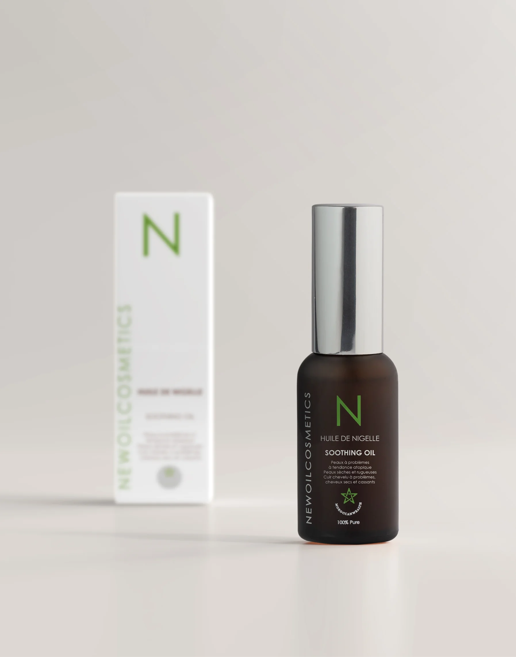Aux propriétés apaisantes, antioxydantes et régénérantes. L’huile de nigelle favorise à apaiser les irritations cutanées. Huile régénérante et hydratante. Redonne à la peau son aspect doux et souple. Conseillée pour revitaliser, assouplir et tonifier le cuir chevelu et les cheveux cassants.